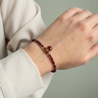 Bransoletka z kamieniami naturalnymi i zawieszką z żywicy BLASKI Granat i złociste płatki róży