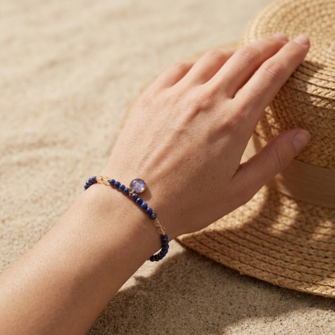 Bransoletka z kamieniami naturalnymi i zawieszką z żywicy BLASKI Lapis lazuli i niezapominajka złocista