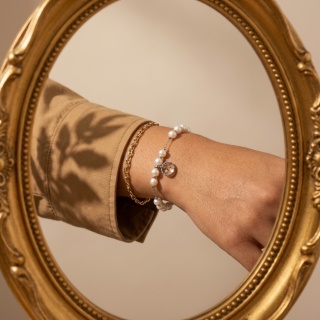 Bransoletka z żywicy Aura z kwiatem dzikiej marchwi i perłami – srebrna