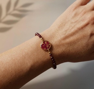 Bransoletka z żywicy z kamieniami Florastone Płatki róży, granat