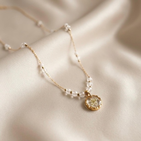 Naszyjnik z żywicy Aura z kwiatami dzikiej marchwi i kryształem górskim