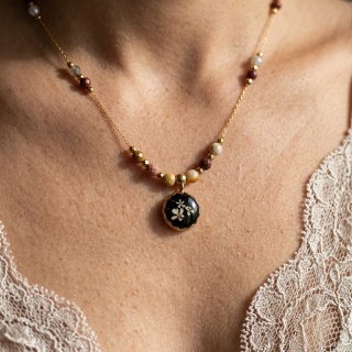 Naszyjnik z żywicy Aura z kwiatami dzikiej marchwi i mokaitem