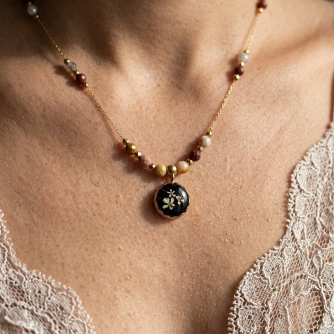 Naszyjnik z żywicy Aura z kwiatami dzikiej marchwi i mokaitem