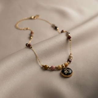 Naszyjnik z żywicy Aura z kwiatami dzikiej marchwi i mokaitem