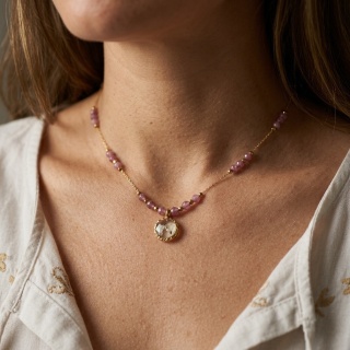 Naszyjnik z żywicy Aura z kwiatem dzikiej marchwi i turmalinem różowym