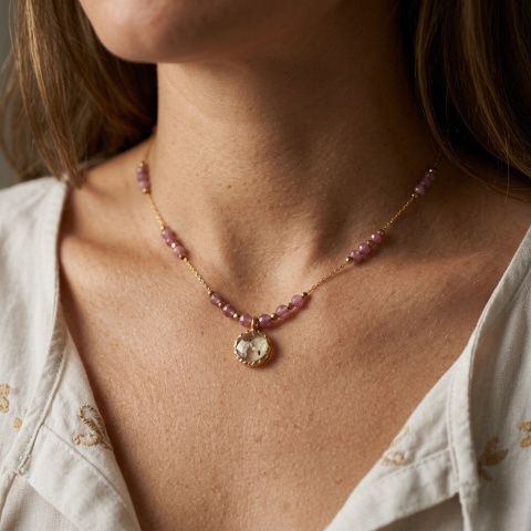 Naszyjnik z żywicy Aura z kwiatem dzikiej marchwi i turmalinem różowym