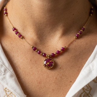 Naszyjnik z żywicy Aura z płatkami piwonii i rubinem