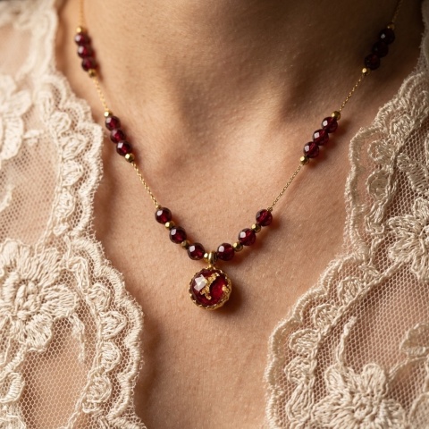 Naszyjnik z żywicy Aura z płatkami róży i granatem