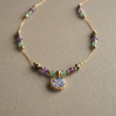 Naszyjnik z żywicy Aura z suszoną niezapominajką, awenturynem, lepidolitem i jaspisem dalmatyńskim