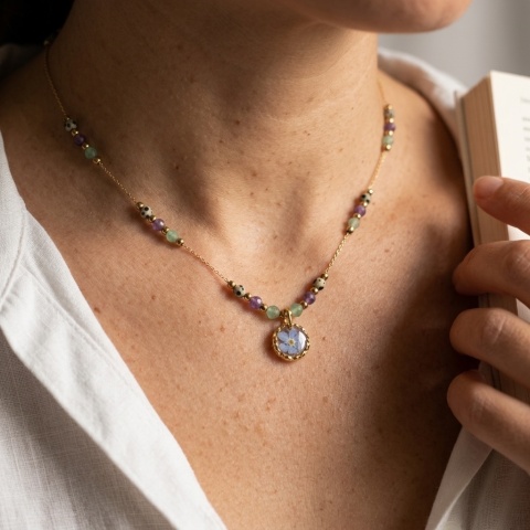 Naszyjnik z żywicy Aura z suszoną niezapominajką, awenturynem, lepidolitem i jaspisem dalmatyńskim