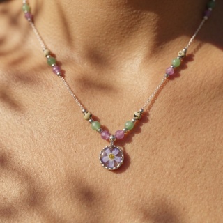 Naszyjnik z żywicy Aura z suszoną niezapominajką, awenturynem, turmalinem różowym i jaspisem dalmatyńskim - srebrny