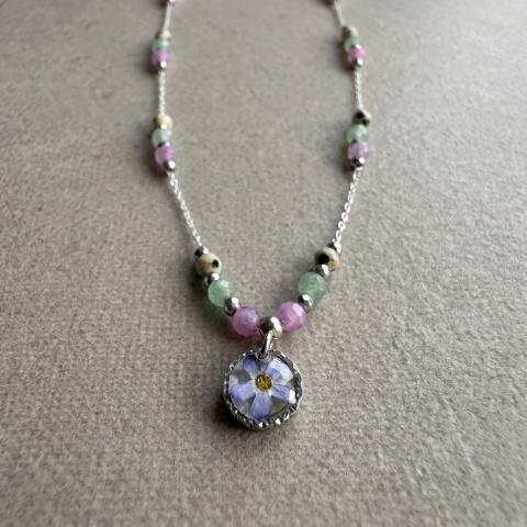 Naszyjnik z żywicy Aura z suszoną niezapominajką, awenturynem, turmalinem różowym i jaspisem dalmatyńskim - srebrny