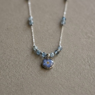 Naszyjnik z żywicy Aura z suszoną niezapominajką i akwamarynem - srebrny