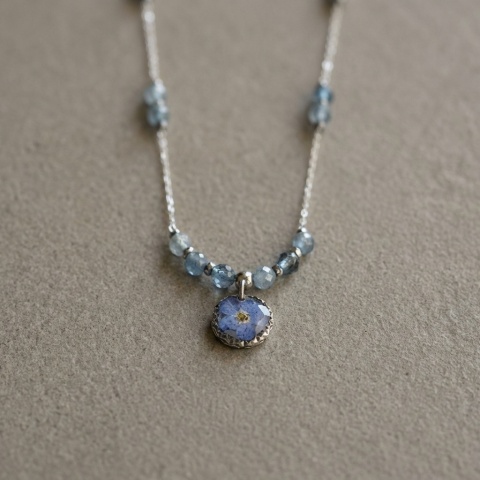 Naszyjnik z żywicy Aura z suszoną niezapominajką i akwamarynem - srebrny