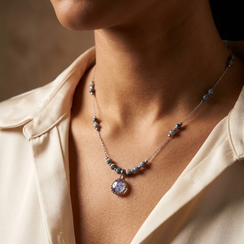 Naszyjnik z żywicy Aura z suszoną niezapominajką i kamieniem K2 - srebrny