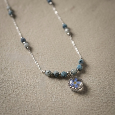 Naszyjnik z żywicy Aura z suszoną niezapominajką i kamieniem K2 - srebrny