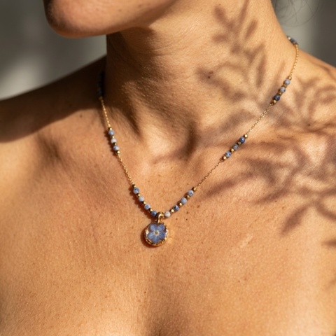 Naszyjnik z żywicy Aura z suszoną niezapominajką i jaspisem blue