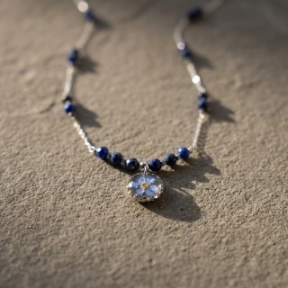 Naszyjnik z żywicy Aura z suszoną niezapominajką i lapis lazuli - srebrny