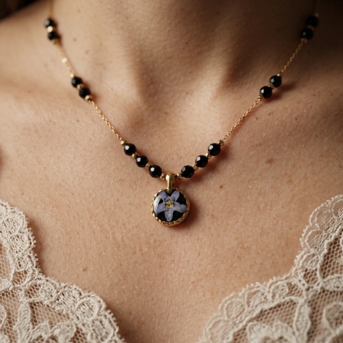 Naszyjnik z żywicy Aura z suszoną niezapominajką i turmalinem