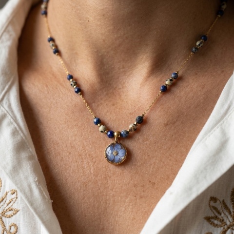 Naszyjnik z żywicy Aura z suszoną niezapominajką, lapis lazuli i jaspisem dalmatyńskim
