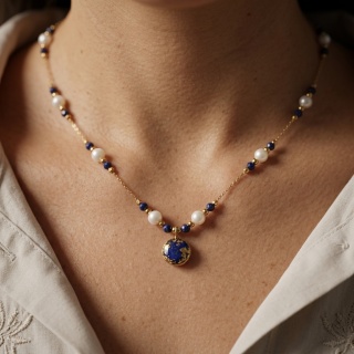 Naszyjnik z żywicy Aura z płatkami chabra, lapis lazuli i perłami