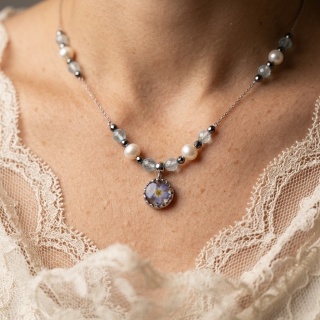 Naszyjnik z żywicy Aura z suszoną niezapominajką, topazem i perłami - srebrny