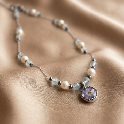 Naszyjnik z żywicy Aura z suszoną niezapominajką, topazem i perłami - srebrny