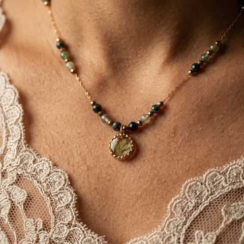 Naszyjnik z żywicy Aura z suszoną paprocią i agatem indyjskim