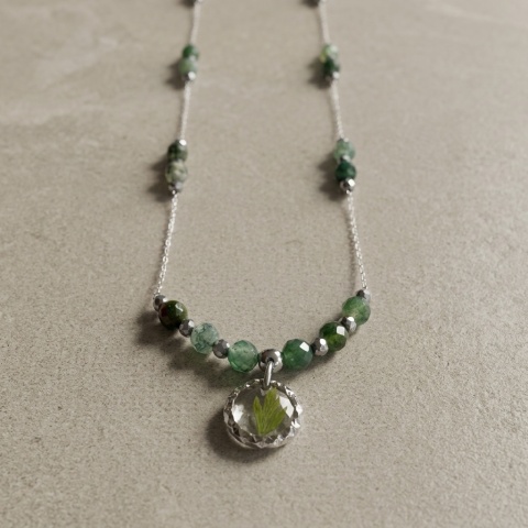 Naszyjnik z żywicy Aura z suszoną paprocią i agatem indyjskim - srebrny