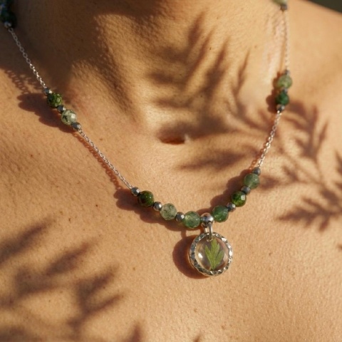 Naszyjnik z żywicy Aura z suszoną paprocią i agatem indyjskim - srebrny