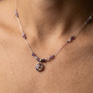 Naszyjnik z żywicy Aura z suszoną smagliczką i lepidolitem - srebrny