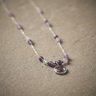 Naszyjnik z żywicy Aura z suszoną smagliczką i lepidolitem - srebrny