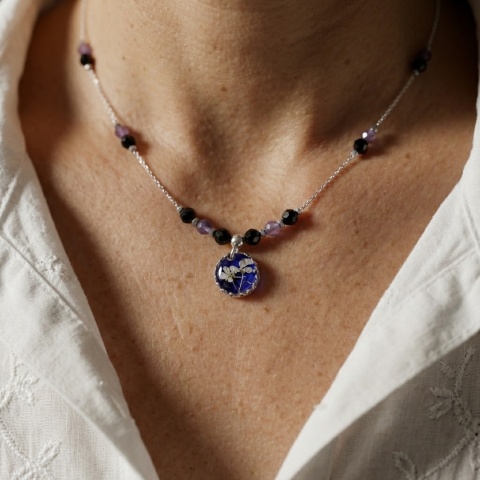 Naszyjnik z żywicy Aura z suszonym kwiatem dzikiej marchwi, ametystem i turmalinem - srebrny