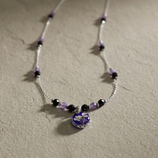 Naszyjnik z żywicy Aura z suszonym kwiatem dzikiej marchwi, ametystem i turmalinem - srebrny