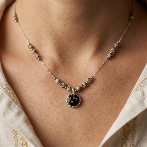 Naszyjnik z żywicy Aura z suszonym kwiatem dzikiej marchwi i jaspisem dalmatyńskim - srebrny