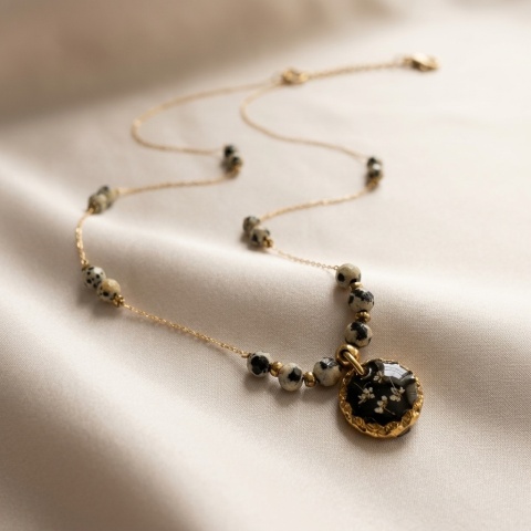 Naszyjnik z żywicy Aura z suszonym kwiatem dzikiej marchwi i jaspisem dalmatyńskim