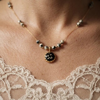 Naszyjnik z żywicy Aura z suszonym kwiatem dzikiej marchwi i jaspisem dalmatyńskim