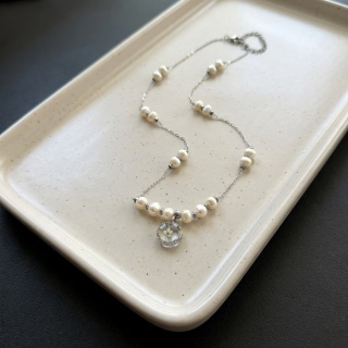 Naszyjnik z żywicy Aura z suszonym kwiatem dzikiej marchwi i perłami - srebrny