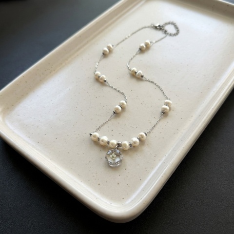 Naszyjnik z żywicy Aura z suszonym kwiatem dzikiej marchwi i perłami - srebrny