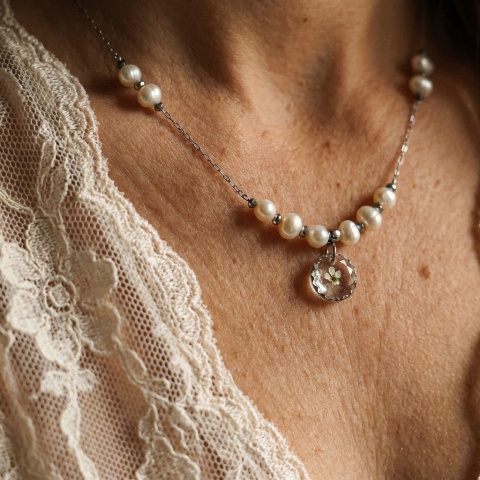 Naszyjnik z żywicy Aura z suszonym kwiatem dzikiej marchwi i perłami - srebrny