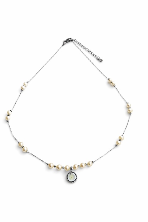 Naszyjnik z żywicy Aura z suszonym kwiatem dzikiej marchwi i perłami - srebrny