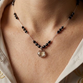 Naszyjnik z żywicy Aura z suszonym kwiatem dzikiej marchwi i turmalinem - srebrny