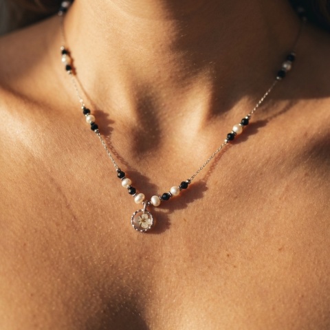 Naszyjnik z żywicy Aura z suszonym kwiatem dzikiej marchwi, turmalinemi perłami - srebrny