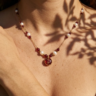 Naszyjnik z żywicy Aura z suszonymi płatkami róży, granatem i perłami