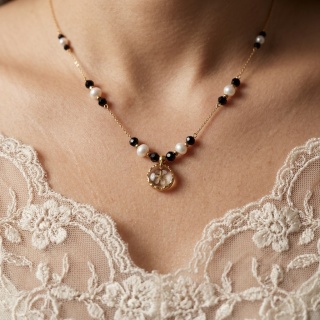 Naszyjnik z żywicy Aura z suszonym kwiatem dzikiej marchwi, turmalinemi perłami