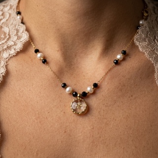 Naszyjnik z żywicy Aura z suszonym kwiatem dzikiej marchwi, turmalinemi perłami