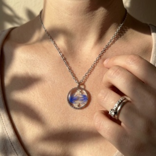 Naszyjnik z żywicy Chabry i dzika marchew srebrzyste