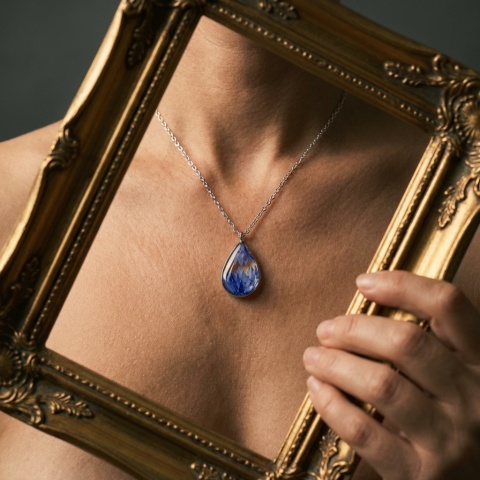 Naszyjnik z żywicy Chabry srebrzyste kropla