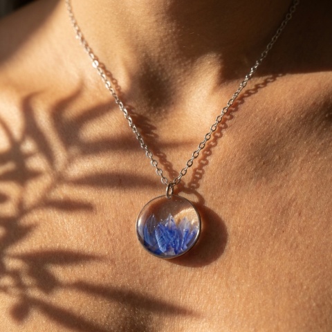 Naszyjnik z żywicy Chabry srebrzyste