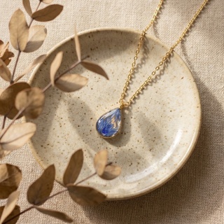 Naszyjnik z żywicy Chabry złociste kropla